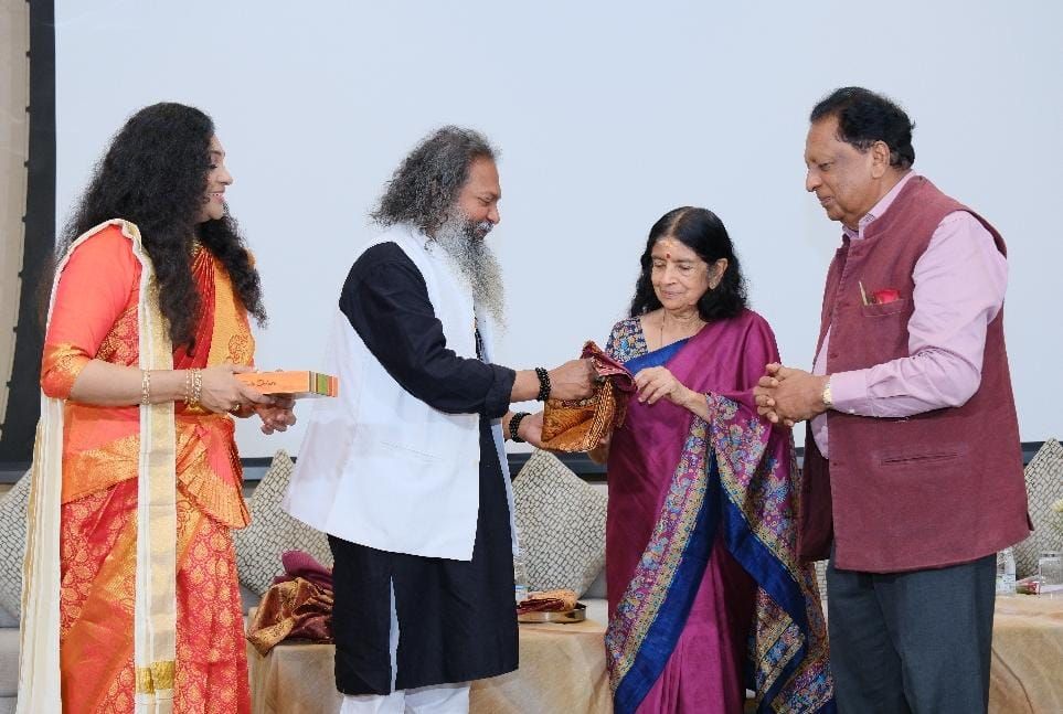 ഡോ. ജിതേഷ്ജിയെപത്മശ്രീ അശ്വതി തിരുനാൾ ഗൗരി ലക്ഷ്മി ഭായി തമ്പുരാട്ടി  ആദരിച്ചു