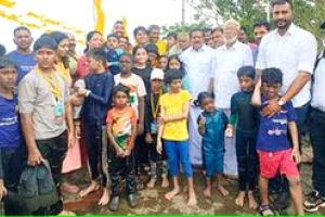വേമ്പനാട്ടുകായൽ നീന്തിക്കടക്കാൻ പരിമിതിയൊന്നും അവർക്ക് തടസ്സമായില്ല
