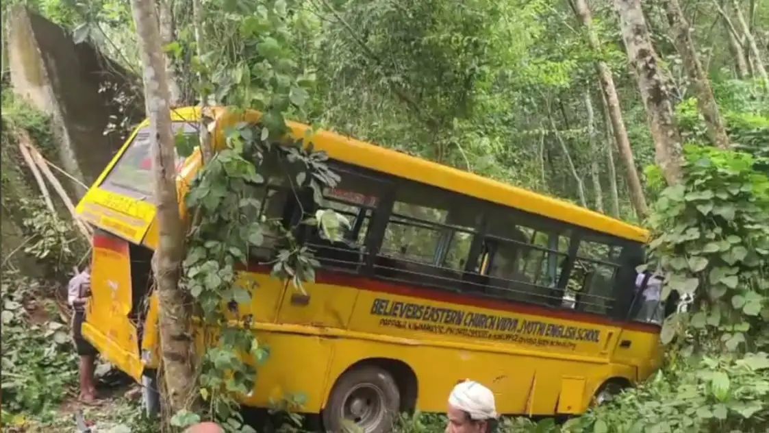 കയറ്റത്തിനിടെ നിയന്ത്രണം വിട്ടു, സ്കൂള്‍ ബസ് മറിഞ്ഞ് അപകടം; ഡ്രൈവര്‍ അടക്കം 24 പേര്‍ക്ക് പരിക്കേറ്റു