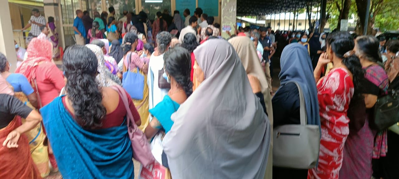 അധികാരികളുടെ ശ്രദ്ധയ്ക്ക് : കോഴിക്കോട് മെഡിക്കൽ കോളേജിലെ ദുരിതക്കാഴ്ചകൾക്കെതിരെ ശക്തമായ പ്രതികരണം