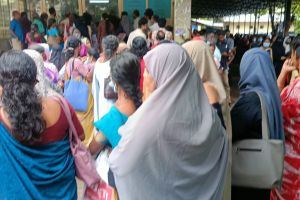 അധികാരികളുടെ ശ്രദ്ധയ്ക്ക് : കോഴിക്കോട് മെഡിക്കൽ കോളേജിലെ ദുരിതക്കാഴ്ചകൾക്കെതിരെ ശക്തമായ പ്രതികരണം