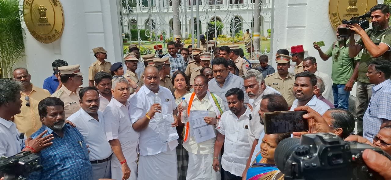 പുതുച്ചേരിയിൽ കുടി വെള്ളത്തിൽ മായം മരണം 6 ആയി: ലഫ്: ഗവർണ്ണറുടെ വസതിക്കുമുന്നിൽ കോൺഗ്രസ്സ് നിരാഹാരം