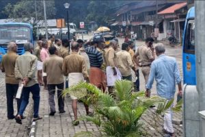 അഴിയൂരിലെ ഓട്ടോ തൊഴിലാളികൾ വീണ്ടും മാഹി ബസ്സുകൾ തടഞ്ഞു. :ചാലക്കര പുരുഷു