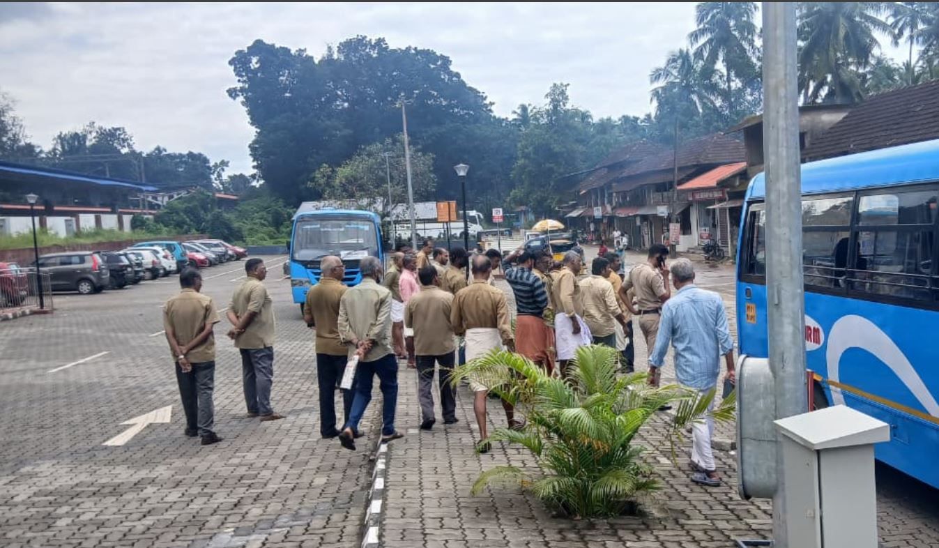 മാഹി അതിർത്തിയിൽ സംഘർഷം: അഴിയൂരിലെ ഓട്ടോ തൊഴിലാളികൾ മാഹി ബസ്സുകൾ തടഞ്ഞു
