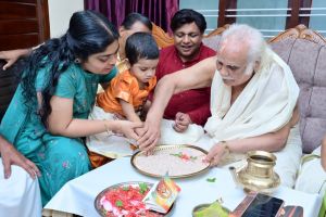 ഡോക്ടർ കെ .കെ .എൻ .കുറുപ്പിൻറെ മുഖ്യകാർമ്മികത്വത്തിൽ പൂമാലികയിൽ എഴുത്തിനിരുത്തൽ കർമ്മം നടന്നു