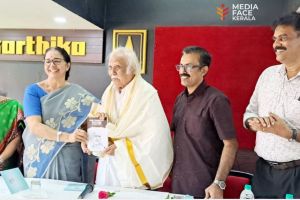 പ്രമുഖ ചരിത്രകാരൻ ഡോ. കെ.കെ.എൻ. കുറുപ്പിനെ ആദരിച്ചു; പൂർവ്വകാല ഗവേഷക വിദ്യാർഥി സംഗമം അളകാപുരിയിൽ