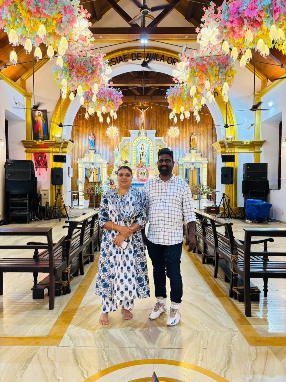 അൾത്താരയ്ക്ക് നിറക്കാഴ്ചയൊരുക്കി സനിൽകുമാർ :ചാലക്കര പുരുഷു