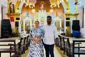 അൾത്താരയ്ക്ക് നിറക്കാഴ്ചയൊരുക്കി സനിൽകുമാർ :ചാലക്കര പുരുഷു