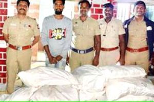 കാറിൽ കടത്തിയ 208 കിലോ നിരോധിത പുകയില ഉത്പന്നങ്ങൾ പിടിച്ചെടുത്തു