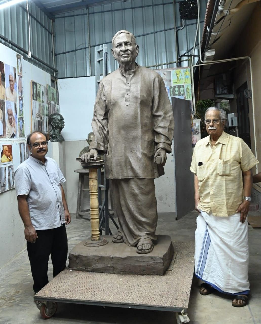 കണ്ണ് നിറഞ്ഞു.. കരൾ പിടഞ്ഞു: ആത്മ സൗഹൃദത്തിന്റെസുഗന്ധം പരന്നു.. :ചാലക്കര പുരുഷു
