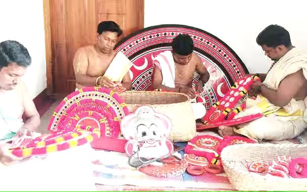 ചിലമ്പൊലികൾ ഉണരുകയായി; തെയ്യക്കാലത്തിന് ഇന്ന് തുടക്കം