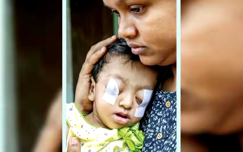 കണ്ണീരിനു പകരം നേത്രഗോളങ്ങൾതന്നെ പൊഴിയുന്ന അപൂർവരോഗവുമായി മല്ലിട്ട് ഈ മകൾ