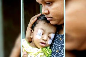 കണ്ണീരിനു പകരം നേത്രഗോളങ്ങൾതന്നെ പൊഴിയുന്ന അപൂർവരോഗവുമായി മല്ലിട്ട് ഈ മകൾ