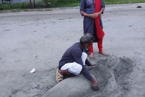 മത്സ്യകന്യക കൺതുറന്നു. മഴയേറ്റ് പൂഴിയിലലിഞ്ഞു