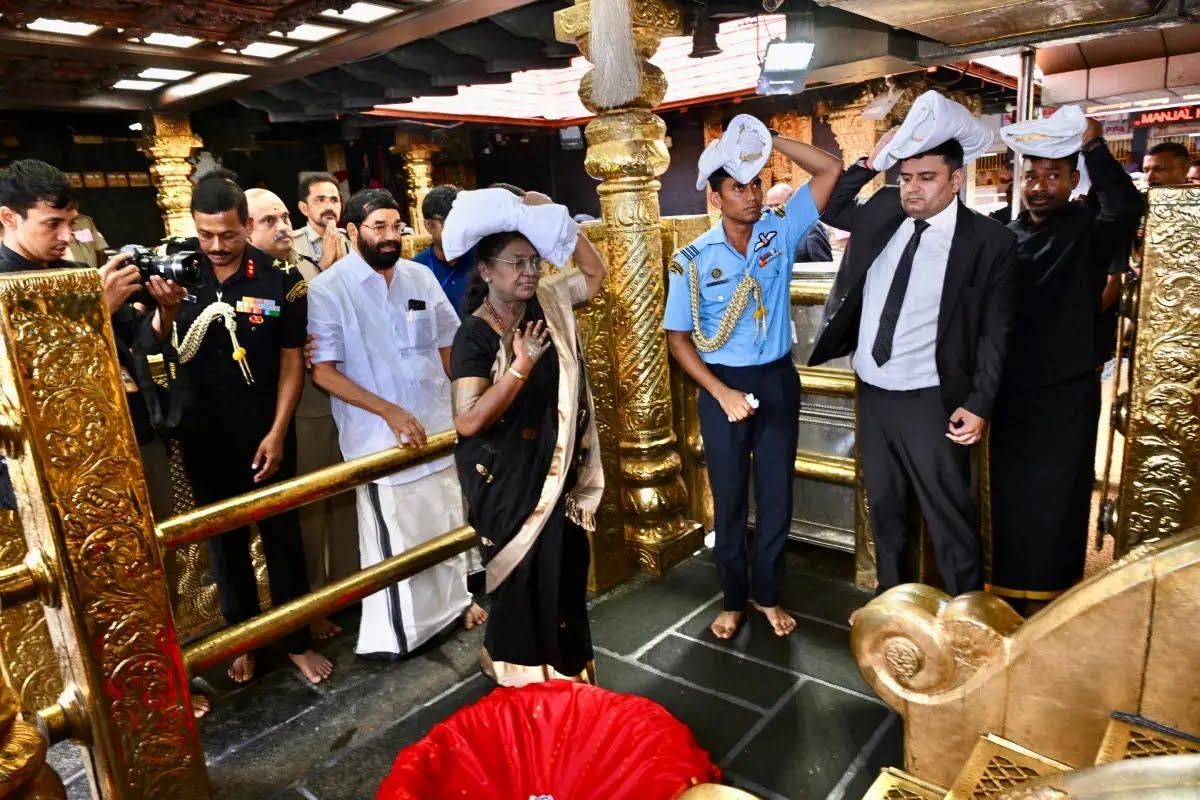 ഇരുമുടിയേന്തി പതിനെട്ടാംപടി ചവിട്ടി രാഷ്ട്രപതി, മനംനിറച്ച് അയ്യപ്പദർശനം; സന്നിധാനത്തെത്തിയത് ഗൂര്‍ഖ വാഹനത്തിൽ
