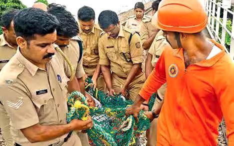 വെണ്ടുരുത്തി റെയിൽപാളത്തിൻ്റെ പില്ലറിൽ മയക്കം, തമിഴ്‌നാട് സ്വദേശിയെ സാഹസികമായി രക്ഷപ്പെടുത്തി