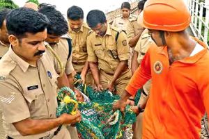 വെണ്ടുരുത്തി റെയിൽപാളത്തിൻ്റെ പില്ലറിൽ മയക്കം, തമിഴ്‌നാട് സ്വദേശിയെ സാഹസികമായി രക്ഷപ്പെടുത്തി