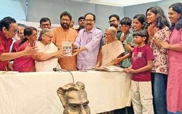 'വയലാർ രാമവർമ: ഒരു കാവ്യജീവിതം' പ്രകാശനം ചെയ്തു