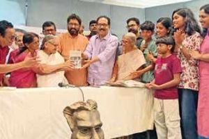 'വയലാർ രാമവർമ: ഒരു കാവ്യജീവിതം' പ്രകാശനം ചെയ്തു