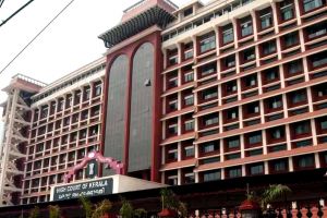 ആറുവയസ്സുകാരിയുടെ മരണം; പിതാവിനും രണ്ടാനമ്മയ്ക്കുമെതിരേ കൊലക്കുറ്റം നിലനിൽക്കുമെന്ന് ഹൈക്കോടതി