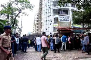 17 കുട്ടികൾ തോക്കിൻമുനയിൽ; മുൾമുനയിലായി മുംബൈ നഗരം