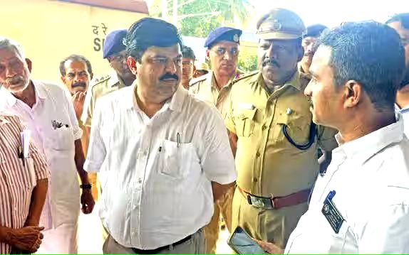 റെയിൽവേ സ്റ്റേഷനുകൾ സന്ദർശിച്ച് ഡിആർഎം കാഞ്ഞങ്ങാട്ട് പാർക്കിങ് കേന്ദ്രമുണ്ടാക്കും; നീലേശ്വരത്ത്‌ പ്ലാറ്റ്‌ഫോം വീതി കൂട്ടും