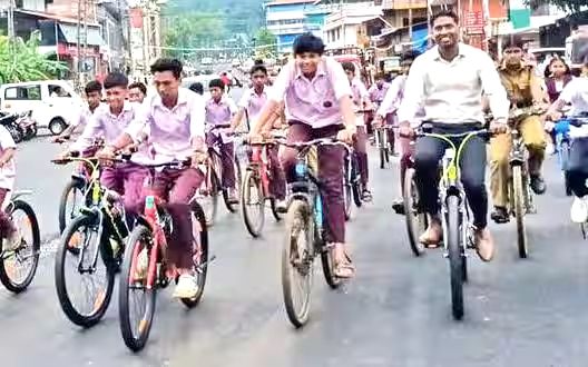 വിദ്യാർഥികളോടൊപ്പം കളക്‌ടറുടെ സൈക്കിൾ സവാരി