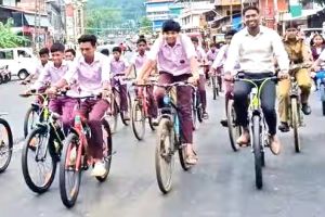 വിദ്യാർഥികളോടൊപ്പം കളക്‌ടറുടെ സൈക്കിൾ സവാരി