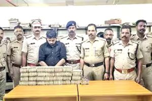 കുഴൽപ്പണവേട്ട: ഒന്നരക്കോടിയോളം രൂപ പിടികൂടി