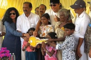 90-കാരിയായ കൊച്ചിയമ്മയ്ക്ക് 'ബോചെ'യുടെ സ്നേഹവീട്;  അനാഥരായ അഞ്ച് കുരുന്നുകൾക്ക് ഇനി അടച്ചുറപ്പുള്ള വീട്ടിൽ സമാധാനമായി ഉറങ്ങാം!