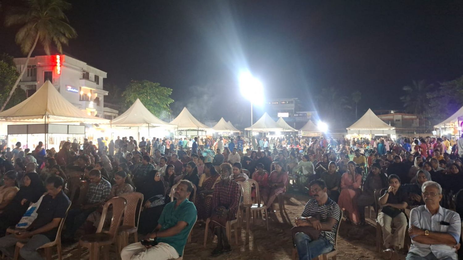 ഭക്ഷ്യമേളയിൽ പങ്കെടുക്കാൻ മാഹി മൈതാനത്ത് എത്തി ചേർന്ന ജനക്കൂട്ടം .