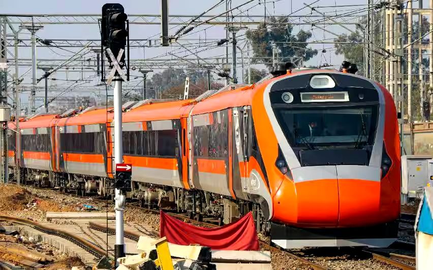 ഒറ്റദിവസത്തിൽ ടിക്കറ്റ് തീർന്നു: ബെംഗളൂരു-എറണാകുളം വന്ദേഭാരതിൽ ക്രിസ്മസ്-പുതുവത്സര തിരക്ക്