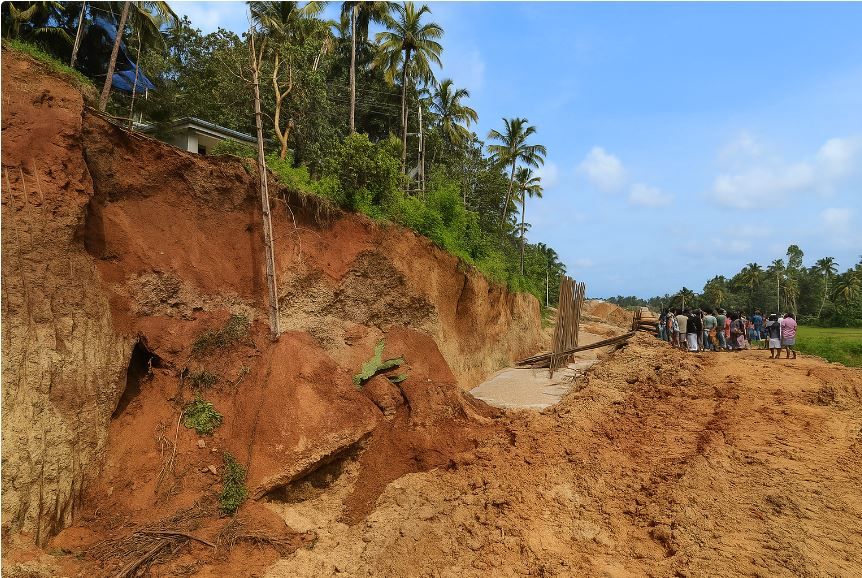 മുക്കാളിയിൽ വീണ്ടും മണ്ണിടിച്ചൽ ; കോൺക്രീറ്റ് ഭിത്തി നിർമ്മിക്കണമെന്ന ആവശ്യം അതിശക്തം