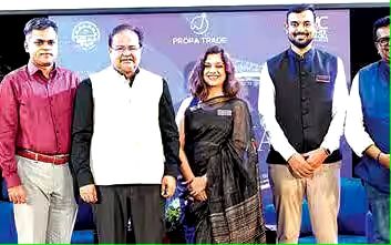 ഐഐഎമ്മിൽ അലംനൈ അവാർഡുകൾ വിതരണംചെയ്തു