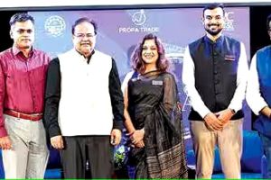 ഐഐഎമ്മിൽ അലംനൈ അവാർഡുകൾ വിതരണംചെയ്തു