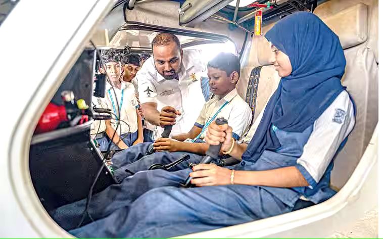 വിദ്യാർഥികളിൽ ആവേശമായി നാവികസേനയുടെ പ്രദർശനം