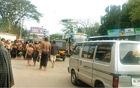 വൃശ്ചികം ഒന്നിന് തിരക്കിലമർന്ന് എരുമേലി