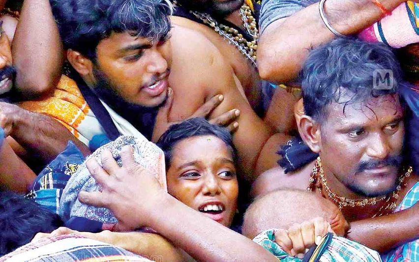 ഭക്തജനപ്രവാഹം: ശബരിമലയിൽ നിയന്ത്രണങ്ങൾ കൈവിട്ടു