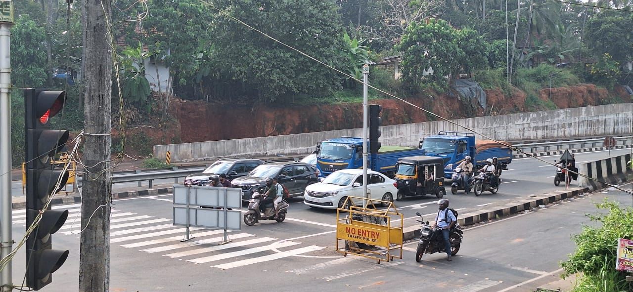 മുന്നൊരുക്കമില്ലാതെ റോഡ് അടച്ചിടുന്നതിൽ ശക്തമായ പ്രതിഷേധം