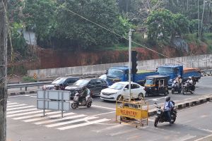 മുന്നൊരുക്കമില്ലാതെ റോഡ് അടച്ചിടുന്നതിൽ ശക്തമായ പ്രതിഷേധം