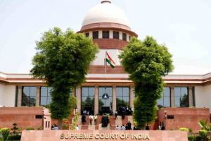 ഗവർണർ പോസ്റ്റുമാനല്ലെന്ന് കേന്ദ്രം, ദന്തഗോപുരത്തിലിരിക്കരുതെന്ന് കേരളം; സുപ്രീംകോടതിയിലെ വാദങ്ങൾ