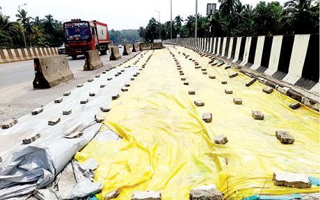 മൂരാട് പാലം അനുബന്ധറോഡിലെ 'പുതപ്പ്' എന്ന് മാറ്റും...
