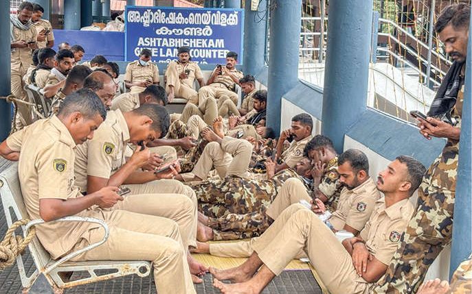 പതിനെട്ടാംപടിയിൽ തളരാതെ പോലീസുകാർ