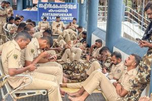 പതിനെട്ടാംപടിയിൽ തളരാതെ പോലീസുകാർ