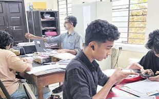 ബിഎൽഒമാർക്ക് സഹായവുമായി സ്‌കൂൾ വിദ്യാർഥികൾ