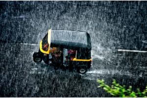 വരും മണിക്കൂറിൽ ചക്രവാത ചുഴി ന്യൂനമര്‍ദ്ദമായി ശക്തി പ്രാപിക്കാൻ സാധ്യത; സംസ്ഥാനത്ത് ഇന്നും ഒറ്റപ്പെട്ടയിടങ്ങളിൽ ശക്തമായ മഴ തുടരും