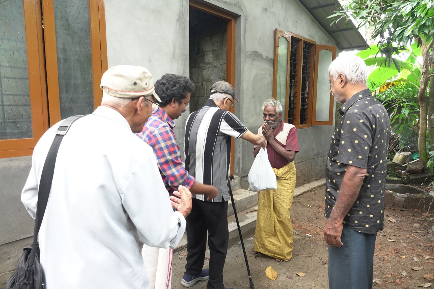 അതിദരിദ്രരില്ലാത്ത കേരളത്തിൽ... അംബുജാക്ഷന് താങ്ങായി ഡോക്ടർ രവീന്ദ്രൻ നായർ.