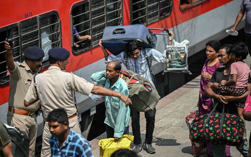 ഇൻഷുറൻസ് പരിരക്ഷ ഓൺലൈൻ ടിക്കറ്റ് യാത്രക്കാർക്ക്: വിശദീകരണംതേടി സുപ്രീംകോടതി