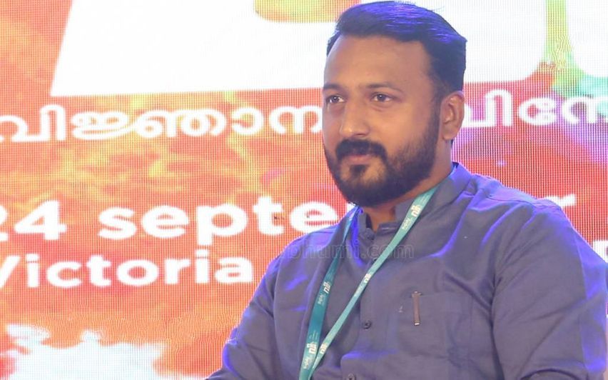 പോലീസ് വീട്ടുകാരോട് മോശമായി പെരുമാറിയെന്ന്; രാഹുൽ മാങ്കൂട്ടത്തിലിന്റെ്റെ സുഹൃത്തിൻ്റെ നേതൃത്വത്തിൽ പോലീസ് സ്റ്റേഷൻ ഉപരോധം
