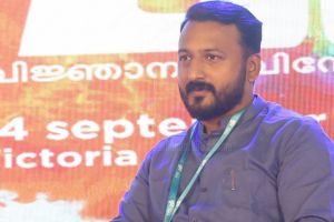 പോലീസ് വീട്ടുകാരോട് മോശമായി പെരുമാറിയെന്ന്; രാഹുൽ മാങ്കൂട്ടത്തിലിന്റെ്റെ സുഹൃത്തിൻ്റെ നേതൃത്വത്തിൽ പോലീസ് സ്റ്റേഷൻ ഉപരോധം